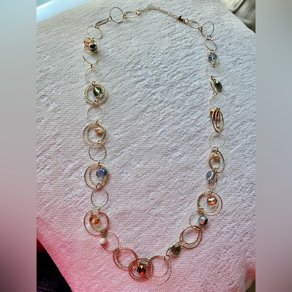 LN PRETTY & FEMININE NECKLACE. 17” LONG WHEN FASTENED. SHADES OF TAN/GOLD. - Picture 3 of 9